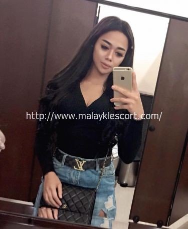 Malay Girl Zaina taking a mirror selfie. Malay Escort, KL Escort, Malaysia Escort, Kuala Lumpur Escort