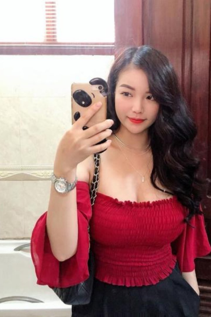 Beautiful Kitty, a Vietnam girl, takes a selfie. Malay Escort , KL Escort , Malaysia Escort , Kuala Lumpur Escort